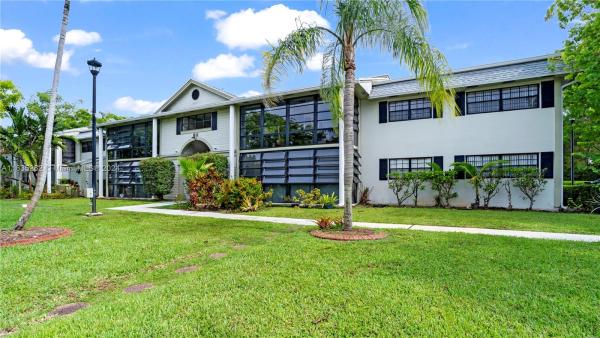 Carmel At The California Club, 811 NE 199th St #207-33, Ives Estates, Florida 33179, image 2