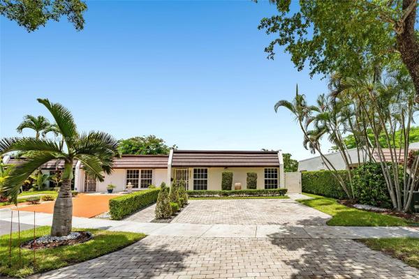 Lake Hilda, 6729 Crooked Palm Ln, Miami Lakes, Florida 33014, image 1