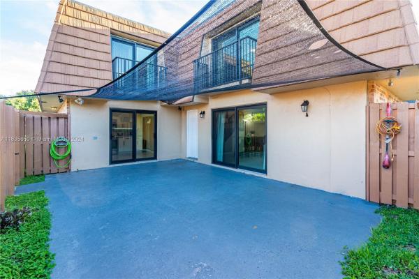 Camelot Gardens, 2601 Garden Ct, Cooper City, Florida 33026, image 3