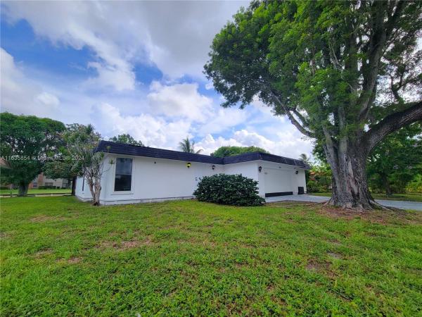 Vanguard Village 15, 7009 NW 64th St, Tamarac, Florida 33321, image 1