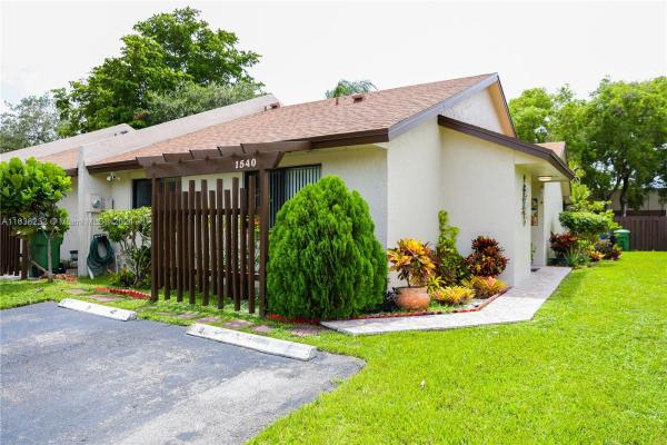 East Lakes Townhomes, 1540 NW 98th Way, Pembroke Pines, Florida 33024, image 2
