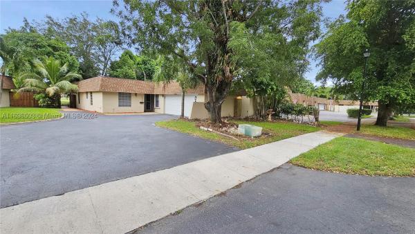 Country Club Of Miami Fairway Villas, 18825 Oakland Hills Dr #18825, Hialeah, Florida 33015, image 1
