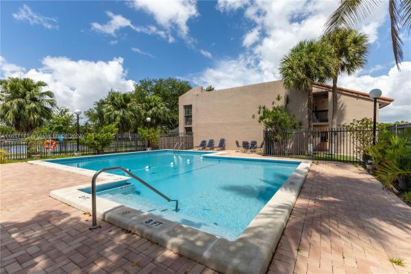 Park Lake Village, 200 W Park Dr #102-1, Fountainebleau, Florida 33172, image 1