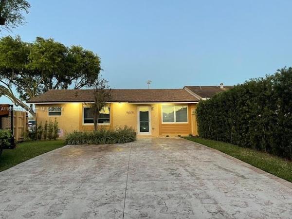 Westwind Lakes Townhouses, 15275 SW 69th Ter, Kendall West, Florida 33193, image 2