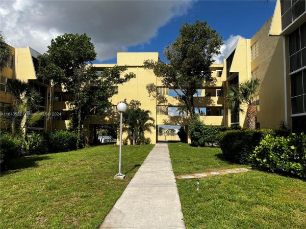 Lake Park, 920 NE 199th St #1K, Ives Estates, Florida 33179, image 1
