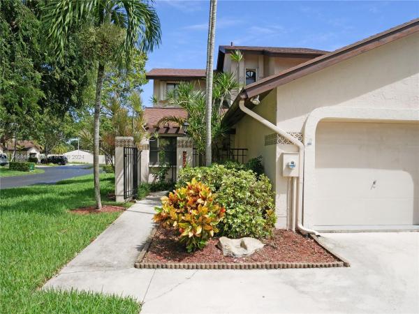 Valencia Townhomes, 10151 SW 137th Ct #10151, The Hammocks, Florida 33186, image 2