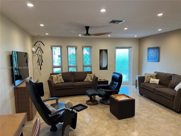 Hollywood Center, 407 SE 4th Ter, Dania Beach, Florida 33004, image 2