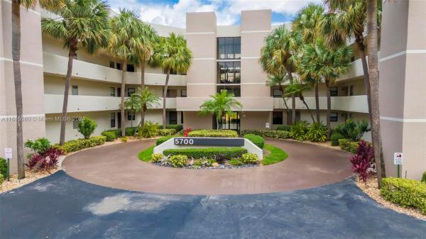 Camino Real Village, 5700 Camino Del Sol #103, Boca Raton, Florida 33433, image 1