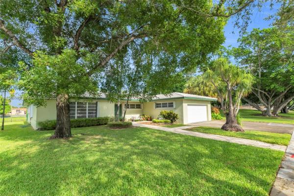 Miami Lakes Residential, 6880 White Oak Dr, Miami Lakes, Florida 33014, image 1