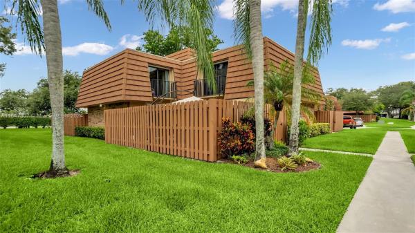 Camelot Gardens, 2534 Camelot Ct, Cooper City, Florida 33026, image 3