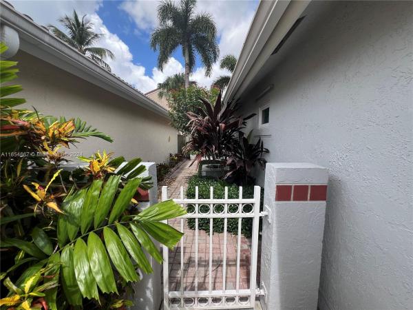 Garden Homes At Country Isles, 1324 Seagrape Cir, Weston, Florida 33326, image 2