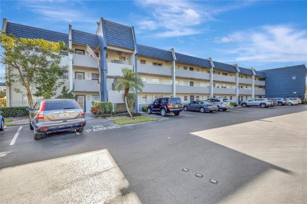 Oriole Golf & Tennis Club 1, 7857 Golf Cir Dr #212, Margate, Florida 33063, image 1