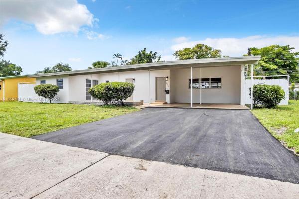 Highland Manor, 650 NE 178th St, North Miami Beach, Florida 33162, image 1