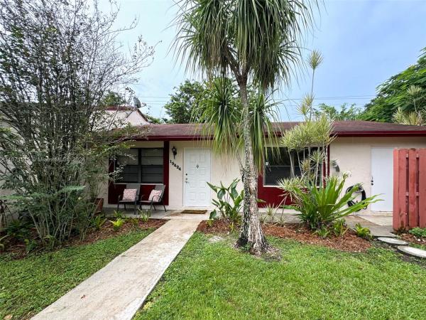 Westwind Lakes Townhouses, 15424 SW 71st Ln, Kendall West, Florida 33193, image 1