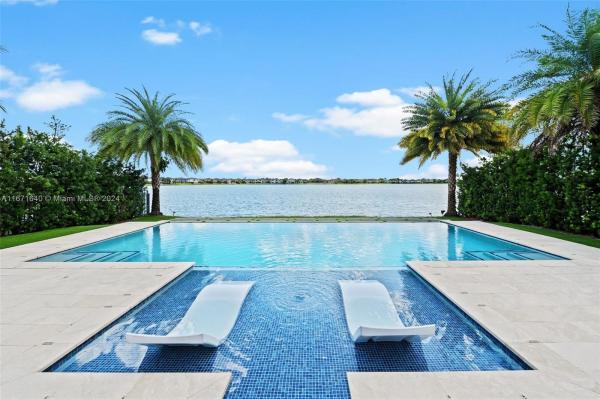 8898 NW 160th Ter, Golden Glades, Florida 33019, image 2