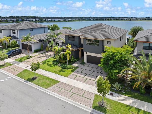 8898 NW 160th Ter, Golden Glades, Florida 33019, image 3