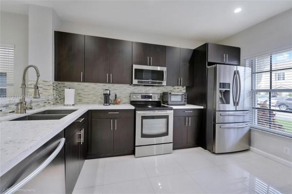Pelican Pointe, 758 SW 122nd Ter, Pembroke Pines, Florida 33025, image 2