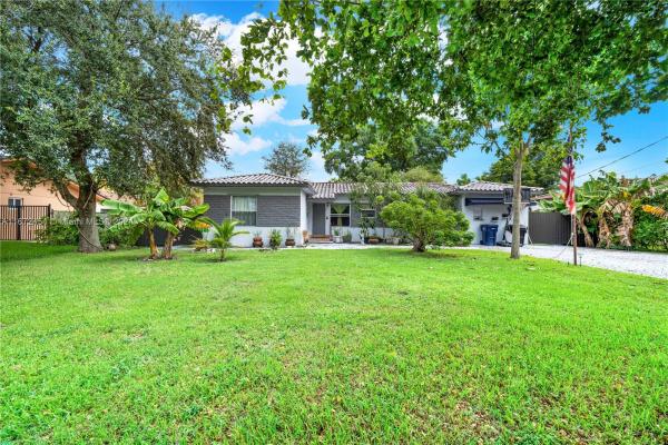 Hialeah Golf Course, 265 Cherokee St, Miami Springs, Florida 33166, image 1