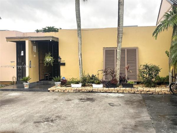 Loch Lomond East, 16009 Kingsmoor Way #16009, Miami Lakes, Florida 33014, image 1