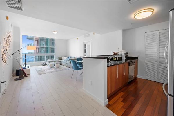 Met 1, 300 S Biscayne Blvd #T-2106, Miami, Florida 33131, image 2