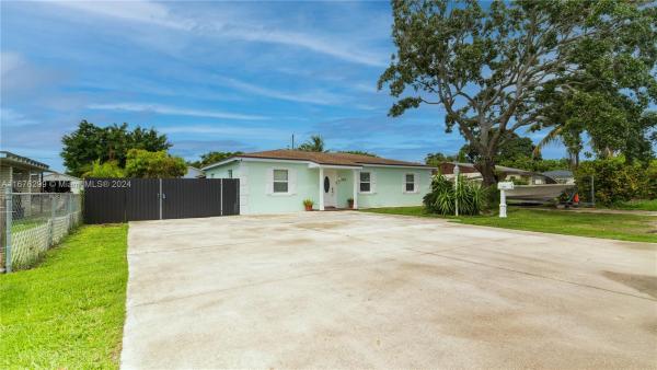 Johnscott, 982 NE 4th Ave, Homestead, Florida 33030, image 1