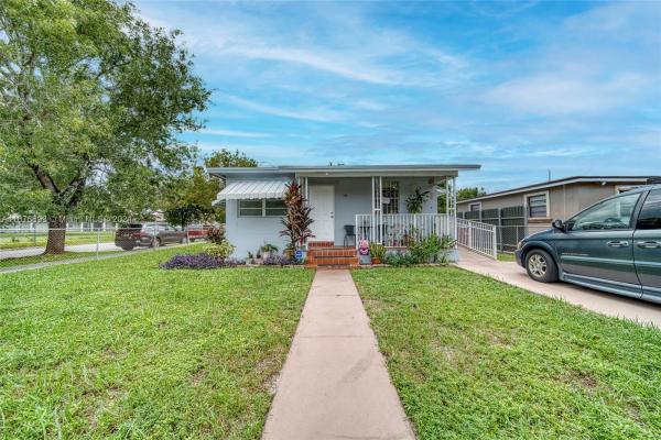 Industrial Center, 700 W 32nd St, Hialeah, Florida 33012, image 1