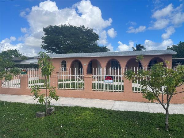 Heftler Homes, 4701 SW 104th Ct, Westwood Lakes, Florida 33165, image 1