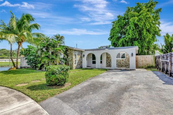 Driftwood Plaza, 6270 Raleigh St, Hollywood, Florida 33024, image 1
