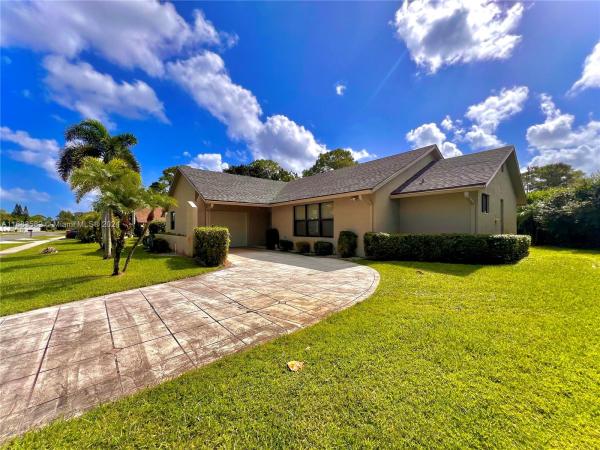 Lakes Of Lantana, 8320 E Waccamaw Ln E, Lake Worth Beach, Florida 33467, image 1