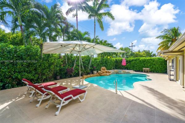 Heftler Homes, 10500 SW 43rd Ter, Westwood Lakes, Florida 33165, image 1