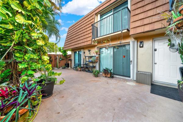 Camelot Gardens, 2551 Garden Ct #2551, Cooper City, Florida 33026, image 1