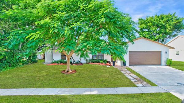Le Chalet, 8313 Michael Dr, Boynton Beach, Florida 33472, image 1