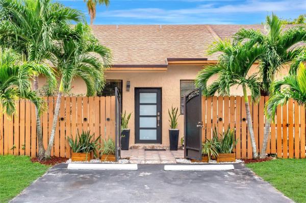 Country Lake Manors Townhomes, 6708 NW 193rd Ln, Hialeah, Florida 33015, image 1