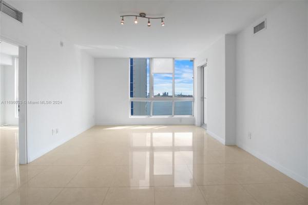 Met 1, 300 S Biscayne Blvd #T-2212, Miami, Florida 33131, image 1