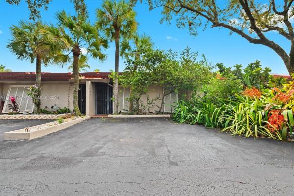 Lake Sandra, 8292 Dundee Ter #8292, Miami Lakes, Florida 33016, image 1