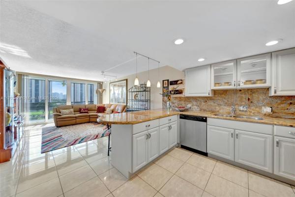 Biscaya, 20500 W Country Club Dr #817, Aventura, Florida 33180, image 3