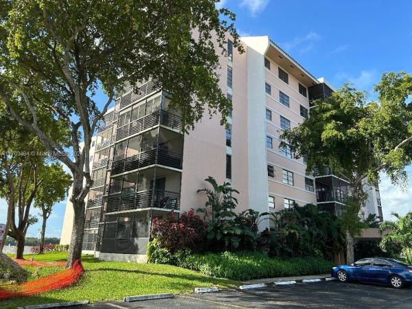 Lakeview Of The California Club, 20840 San Simeon Way #402, Ives Estates, Florida 33179, image 1