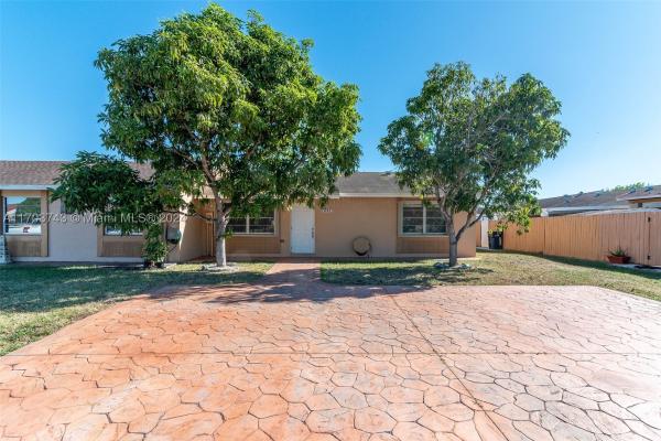Westwind Lakes Townhouses, 7097 SW 152nd Pl, Kendall West, Florida 33193, image 1