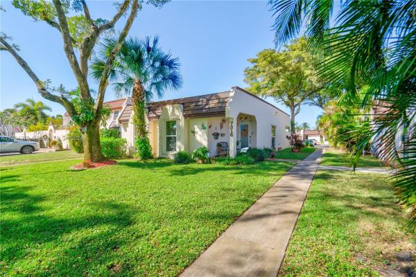 Miami Lakes Golf Course Village, 7316 Twin Sabal Dr, Miami Lakes, Florida 33014, image 1