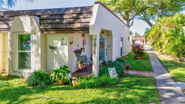 Miami Lakes Golf Course Village, 7316 Twin Sabal Dr, Miami Lakes, Florida 33014, image 3