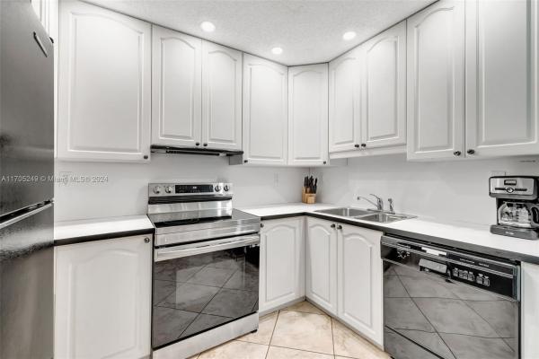 Pompano Place, 221 SE 9th Ave #211, Pompano Beach, Florida 33060, image 1