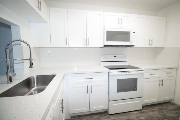Palm Place, 515 NW 100th Pl #203, Pembroke Pines, Florida 33024, image 1