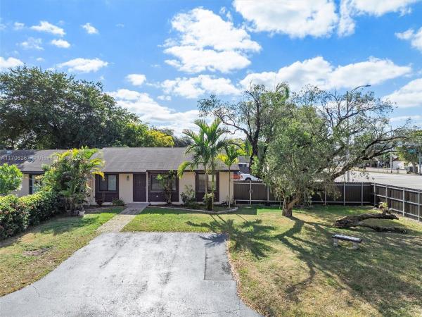 San Sebastian Townhouses, 4648 SW 136th Pl, Kendale Lakes, Florida 33175, image 1