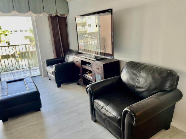 La Canadienne, 3545 NE 167th St #205, North Miami Beach, Florida 33160, image 1