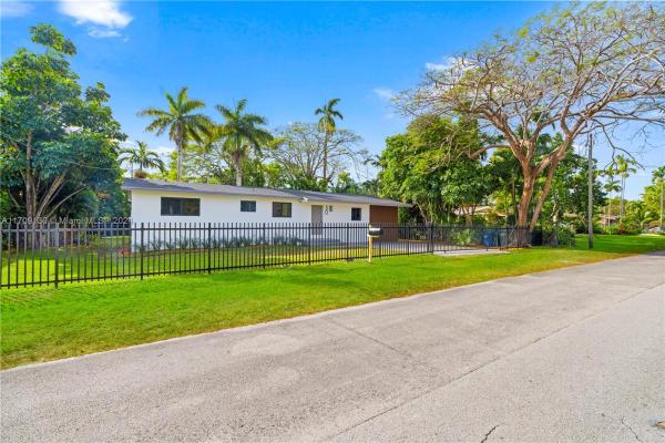 Woodlands Area, 50 NE 146th St, Golden Glades, Florida 33161, image 1