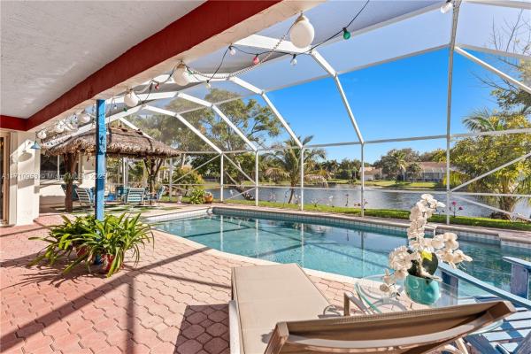 Emerald Lake Estates At The Landings, 10224 SW 12th St, Pembroke Pines, Florida 33025, image 2