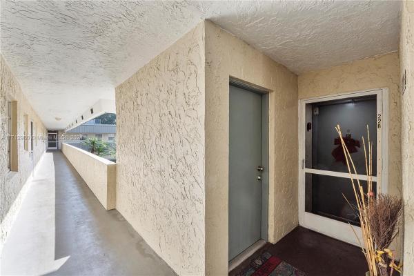 Charolais, 126 Sparrow Dr #22B, Royal Palm Beach, Florida 33411, image 1