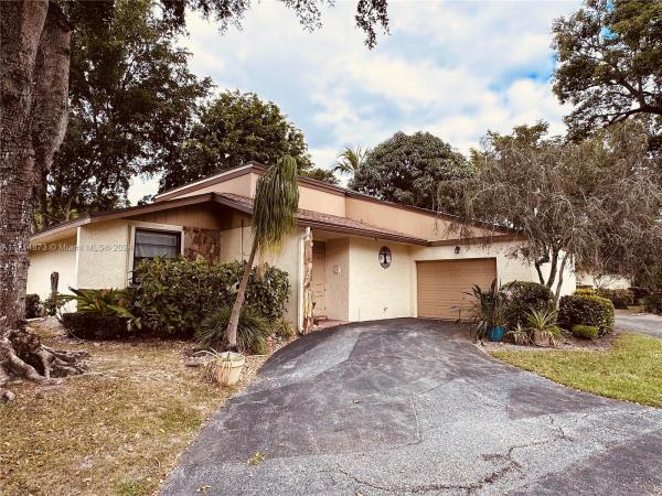 Villas At Woodmont, 8071 Palmetto Palm Cir, Tamarac, Florida 33321, image 1