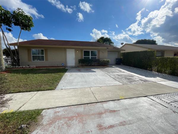 Lantana Homes, 5865 W Ellis Hollow Rd W, Lake Worth Beach, Florida 33463, image 1