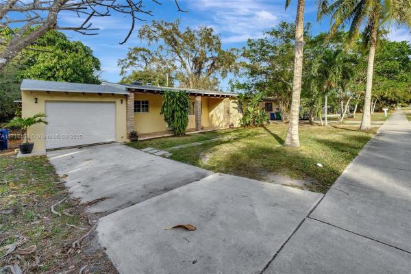 Pleasant Village, 645 NE 159th St, North Miami Beach, Florida 33162, image 1